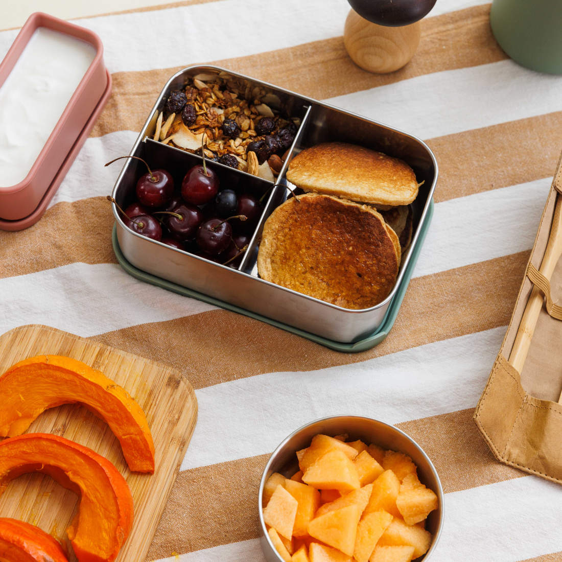 קופסת אוכל מחולקת עם מכסה סיליקון 1200 מ״ל -ורוד סלמון