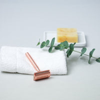 סכין גילוח רב פעמי רוז עם מגבת וסבון
